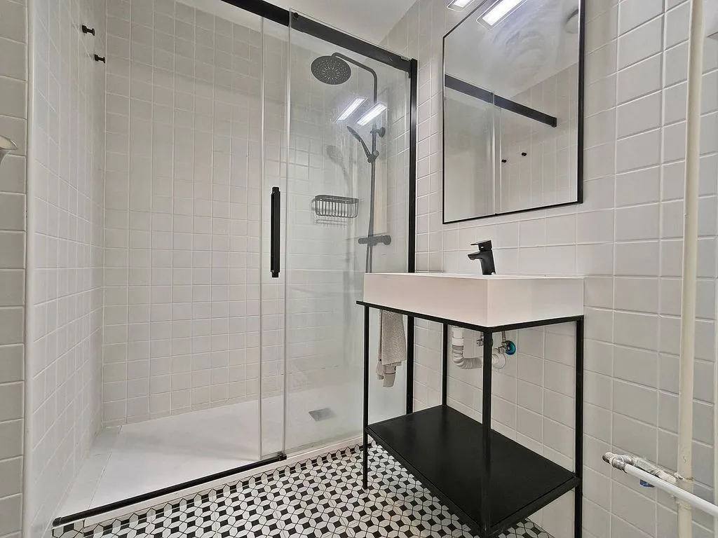 Bathrooms - Modernised Flat with East View in Chamartín