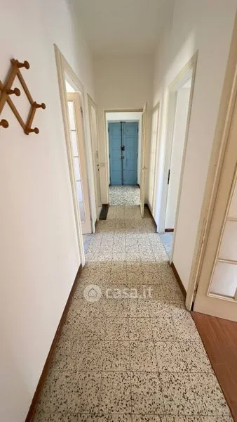Entrée - Four-Bedroom Apartment with High Ceilings in Parma
