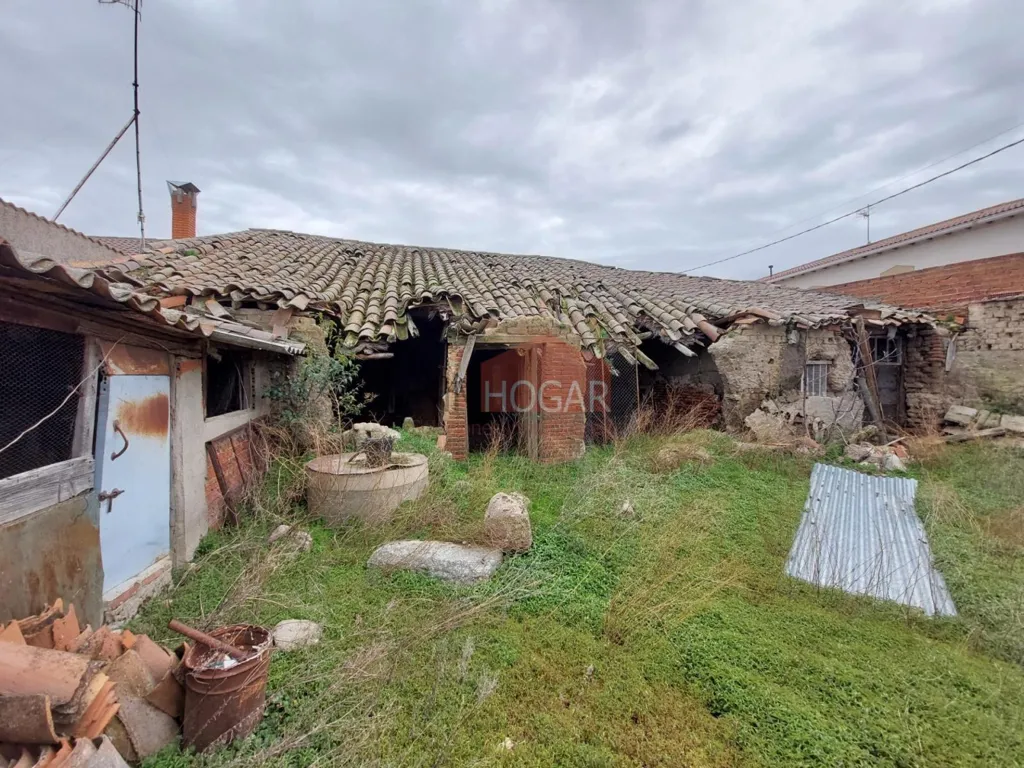 Giardino - Large Plot House for Renovation in Muñosancho