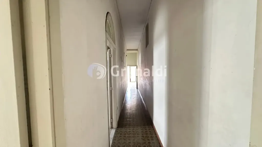 Esik - Spacious Apartment with Balconies in Acerra