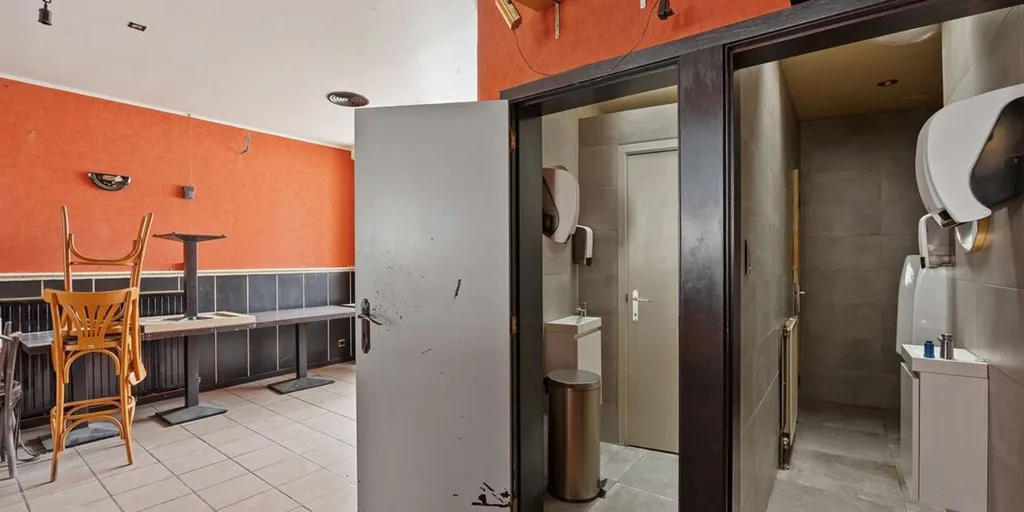Bathrooms - Mixed-Use Property with Private Residence in Tongeren