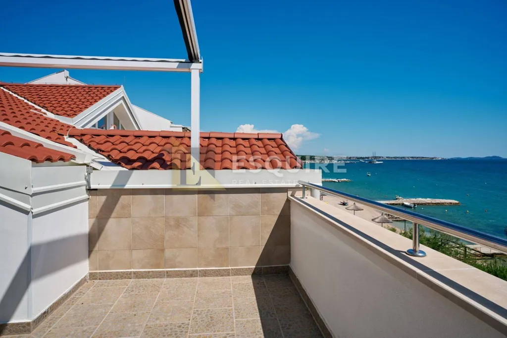 Terrass - Seafront Apartment with Terrace in Turanj