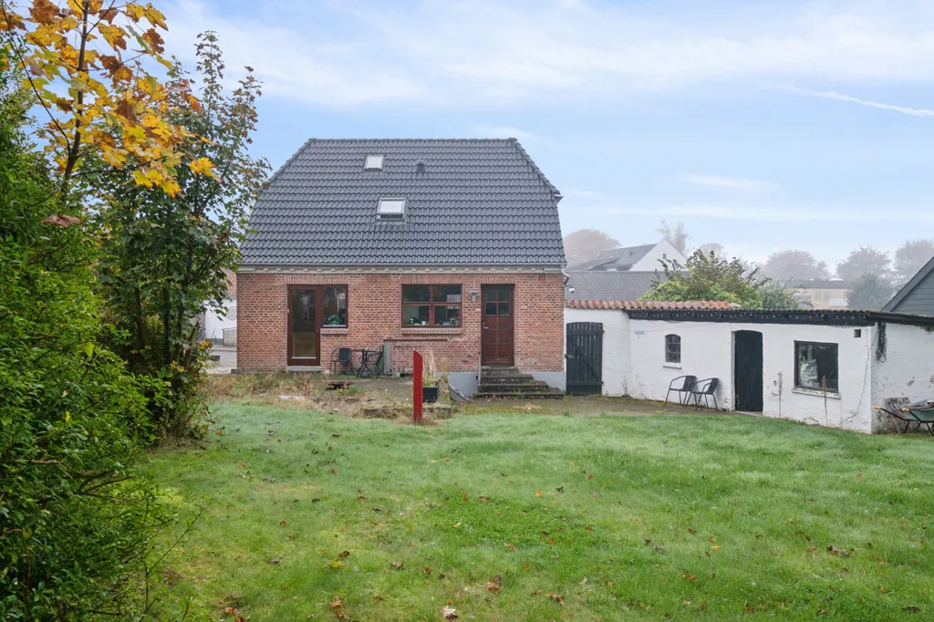 Aed - 1928 Brick Villa with Garden in Suldrup