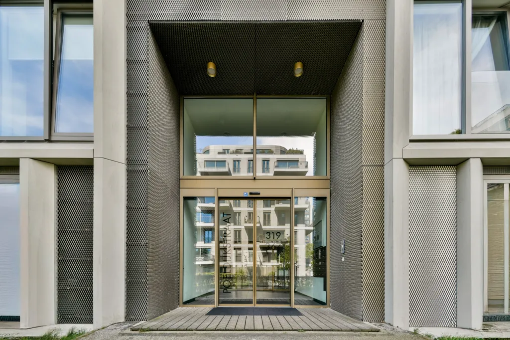 Esik - Modern 3-Bedroom Corner Apartment with Waterfront View in Amsterdam