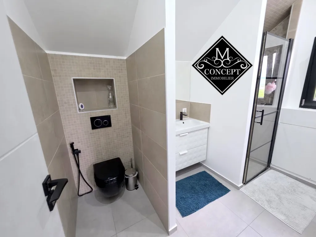 Salles de bain - Propriété 5 Chambres avec Jardin au Calme près de Valserhône