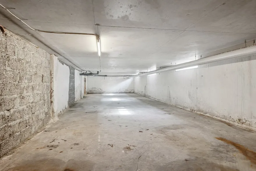 Garaaž - Warehouse Unit with High Ceiling in Søborg