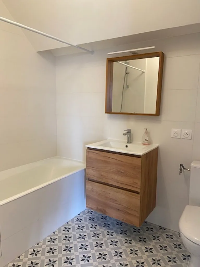 Vannitoad - 2-Bedroom Apartment with Parking in Versailles
