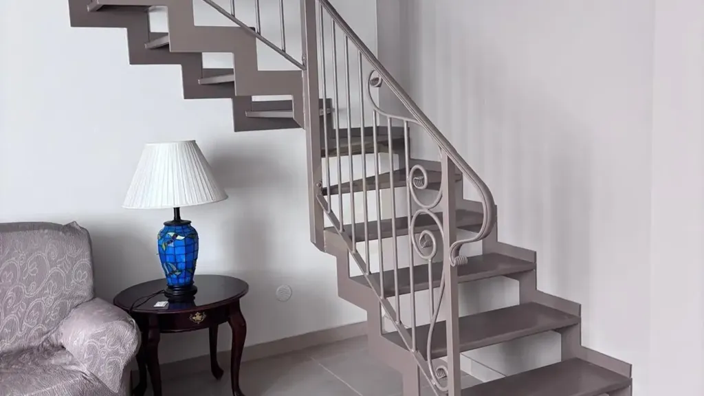 Pièces - Rusticated Apartment with Metro Access in Catania