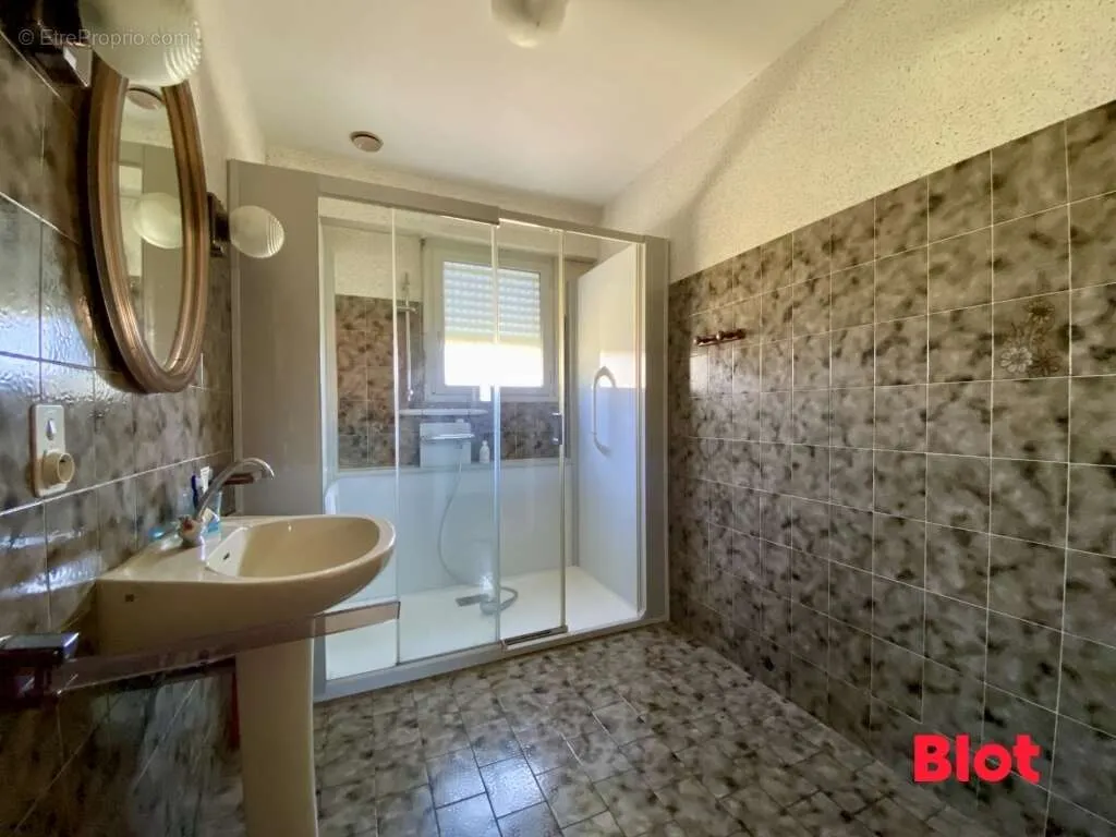 Salles de bain - Maison avec Jardin et Grenier à Boisgervilly
