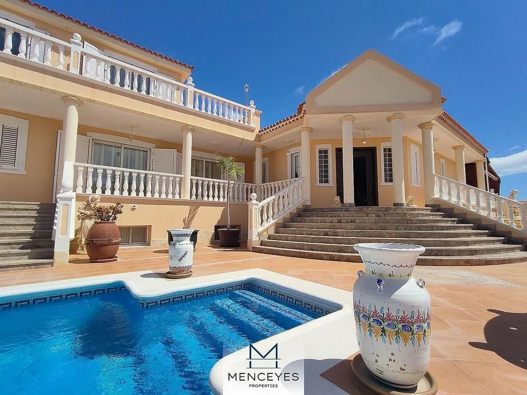 Bassein - Villa with Pool and Terrace in Callao Salvaje