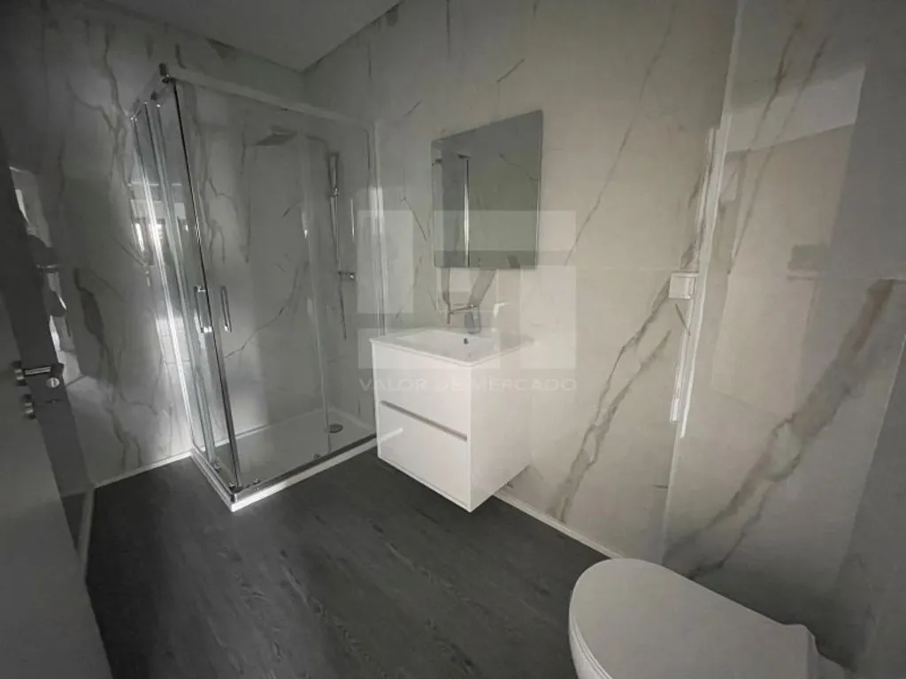 Bathrooms - Luxury Apartment with Pool in Olhão