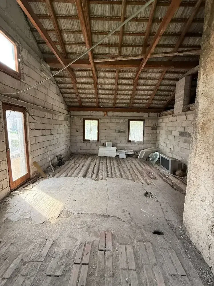 Pièces - Historic House with Renovation Potential in Moravče