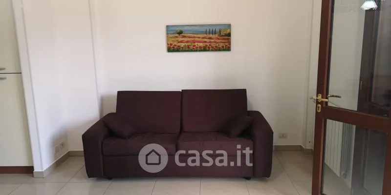 Soggiorno - Appartamento al piano seminterrato con veranda a Ragusa