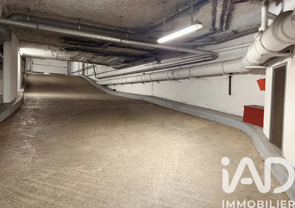Garaaž - Secure Parking Space near Colombes Centre