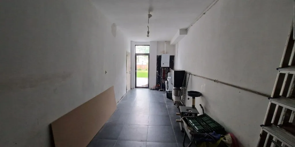 Esik - Renovatable House with Garden in Waasmunster