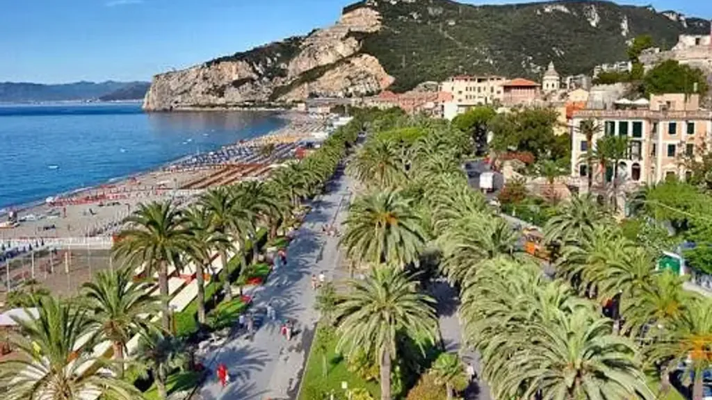 Seafront Bilocale with Garden in Finale Ligure