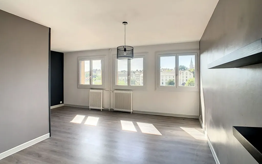 Pièces - Appartement avec Vue sur Aurillac au 3ème Étage