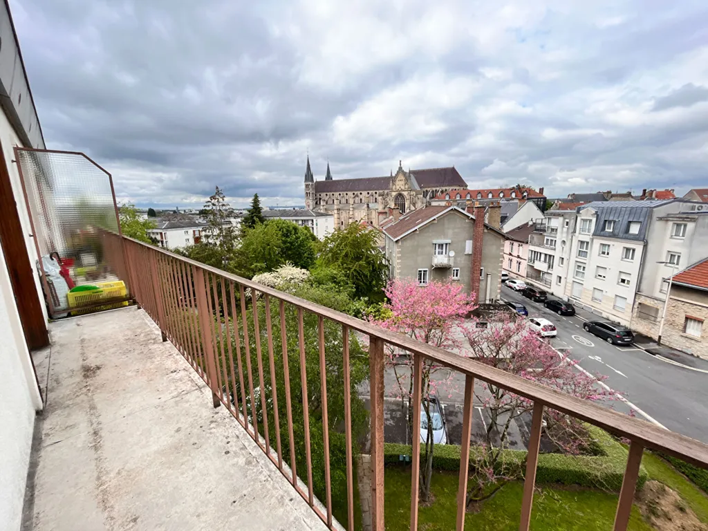 Rõdu - 3-Bedroom Apartment with Balcony in Reims