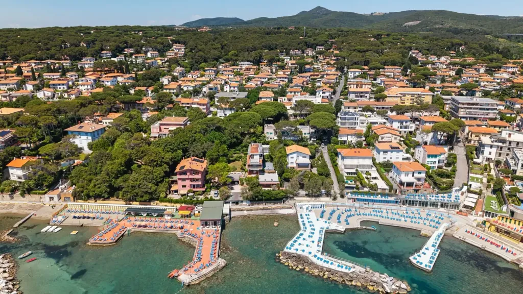 Vista aerea - Villa fronte mare con terrazze a Castiglioncello