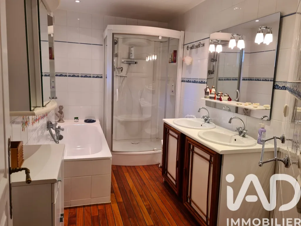 Salles de bain - Villa de Luxe avec Jardin à Vaux-sur-Aure