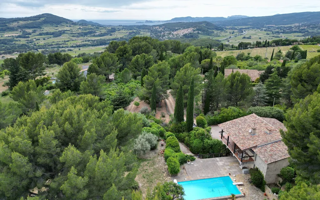 Vue aérienne - Villa d'Architecte avec Piscine au Castellet
