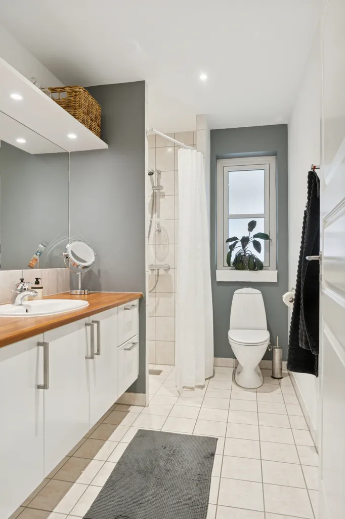 Salles de bain - Villa with Separate Parent Suite in Dianalund