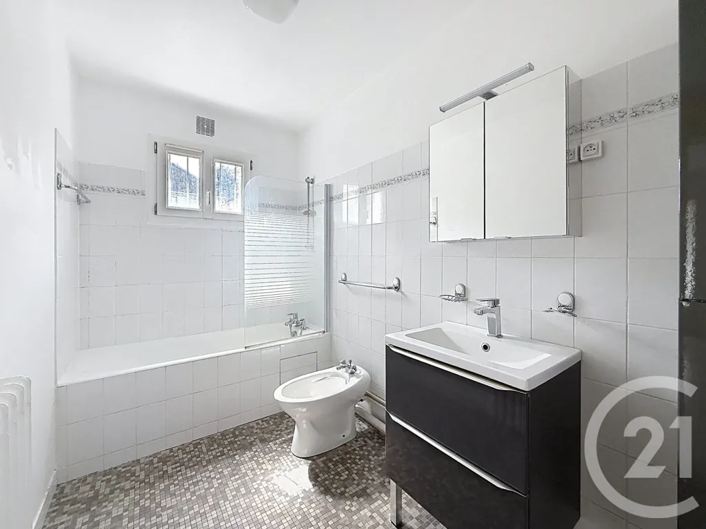 Vannitoad - 3-Bed Flat with Garden in Nanterre Ville