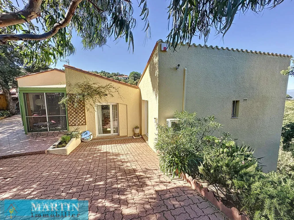 Terrass - Villa with Garden View in Le Boulou