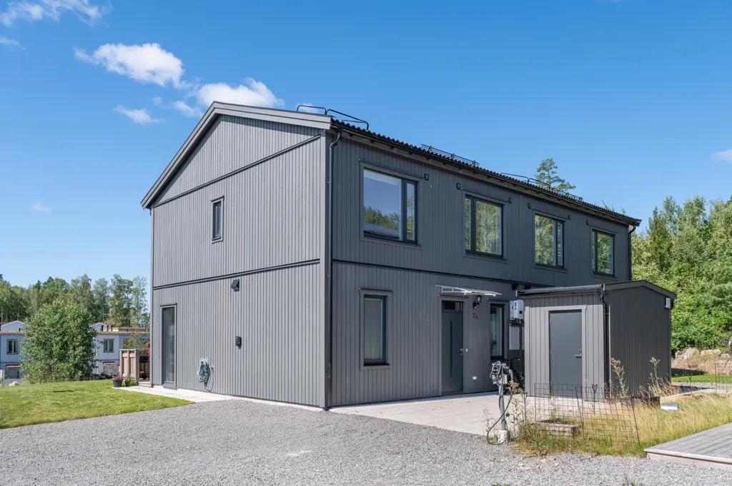 Esterno - Eco-Friendly Duplex with Solar Panels in Läggesta