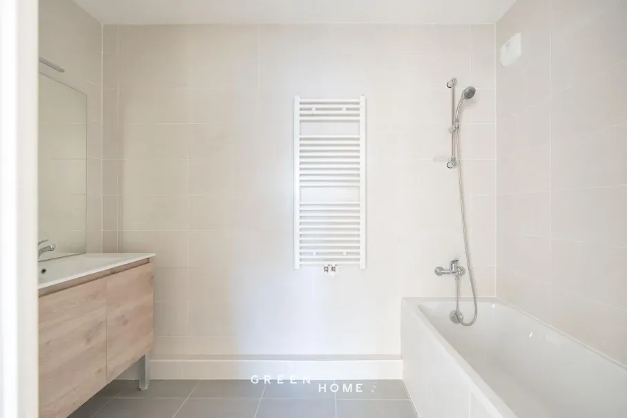 Vannitoad - 5-Piece Apartment with Terrace in Aubagne