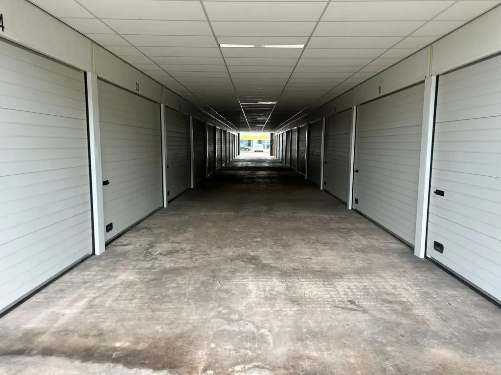 Garaaž - Garage Box with Overhead Door in Middenmeer