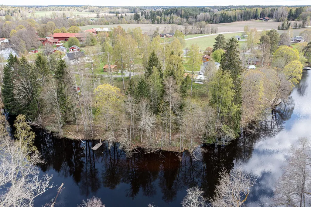 Õhuvaade - Buildable Plot with Riverfront in Skinnskatteberg