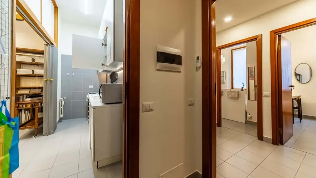 Esik - Studio Apartment with Balcony in Milan