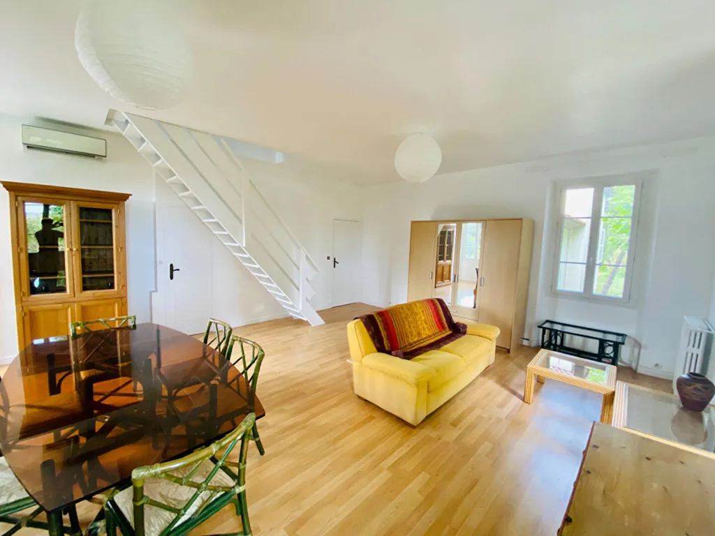 Séjour - Duplex meublé avec parking à Sollies-Pont
