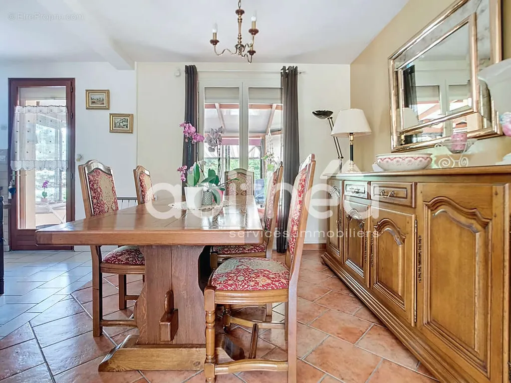 Salle à manger - Maison avec Piscine et Jardin à Feuges