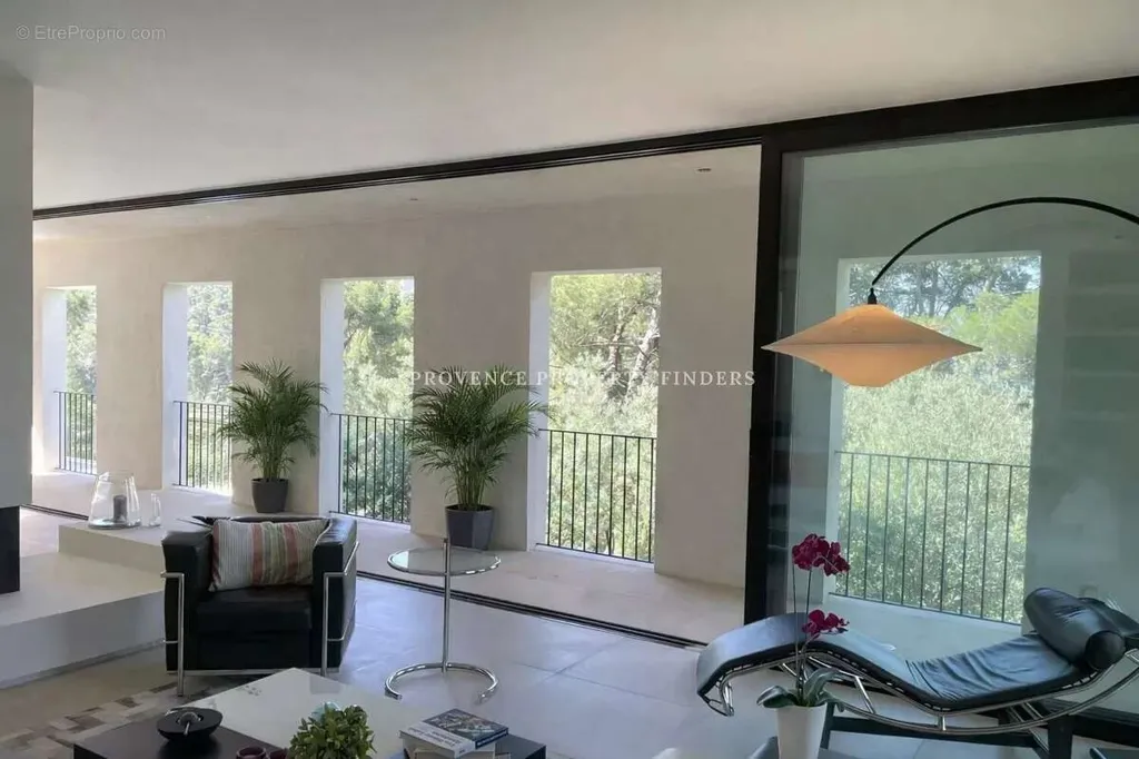 Séjour - Villa Contemporaine avec Vue Panoramique à Lorgues