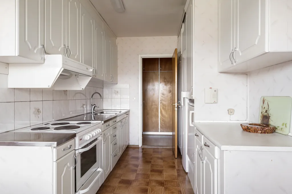 Köök - Well-Planned Apartment with Balcony in Tynnered