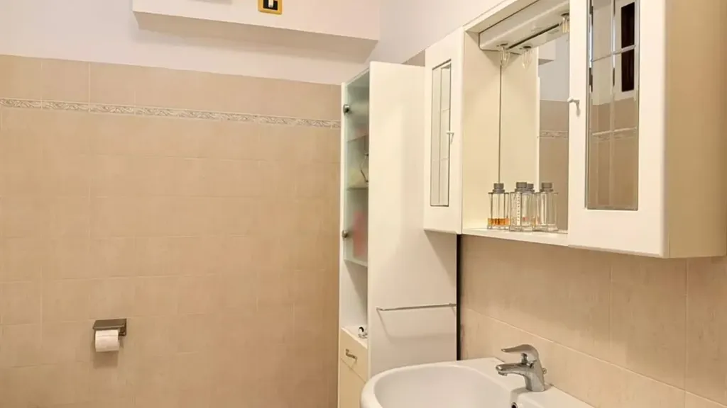 Salles de bain - Armed Studio with Garage in Faenza