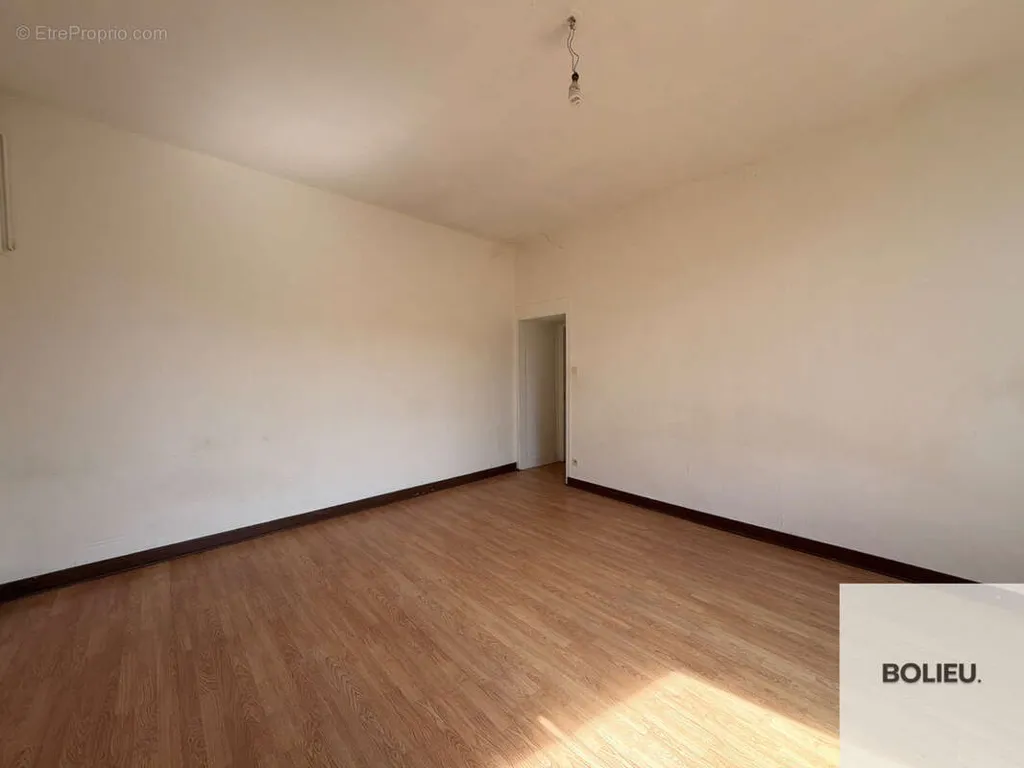 Rooms - Investment Building with Shops in Belley