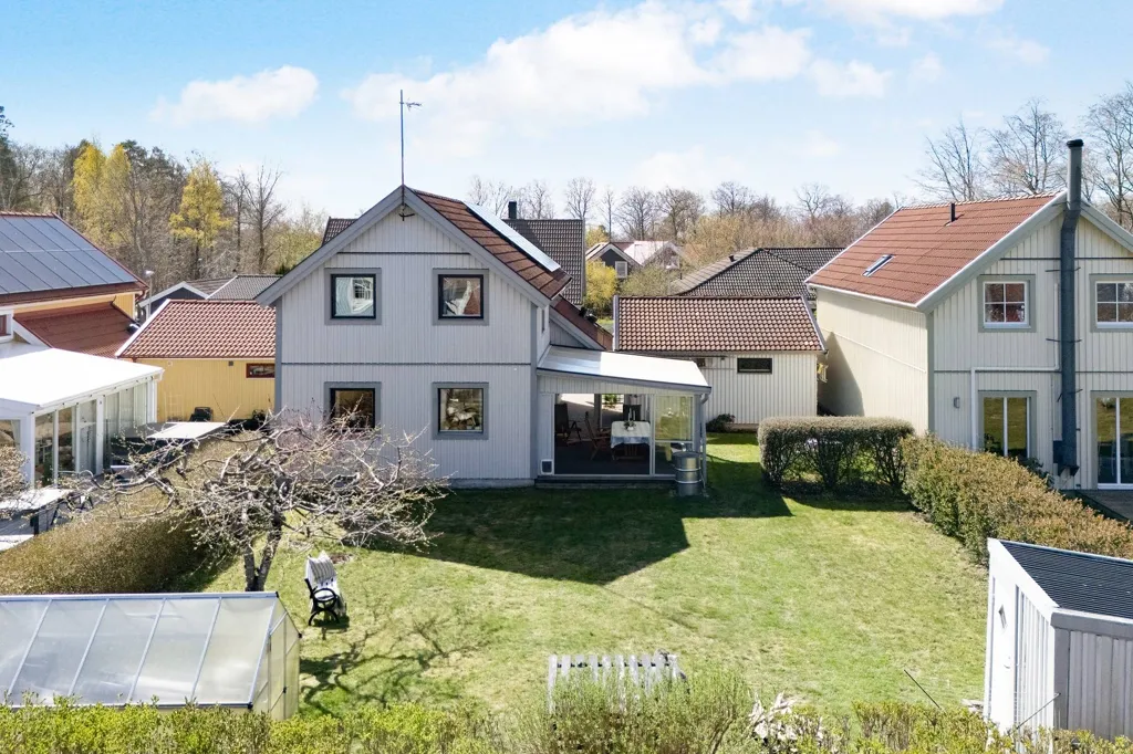 Aerial - Villa with Garden in Hässlegården