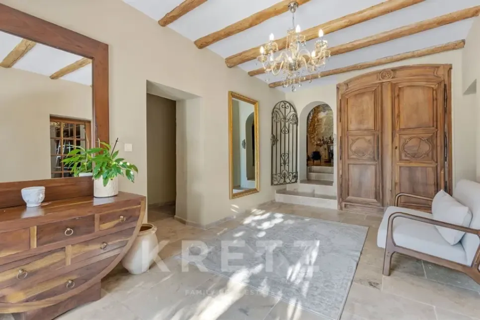 Esik - Rustic Estate with 3 Gites in Pierrevert