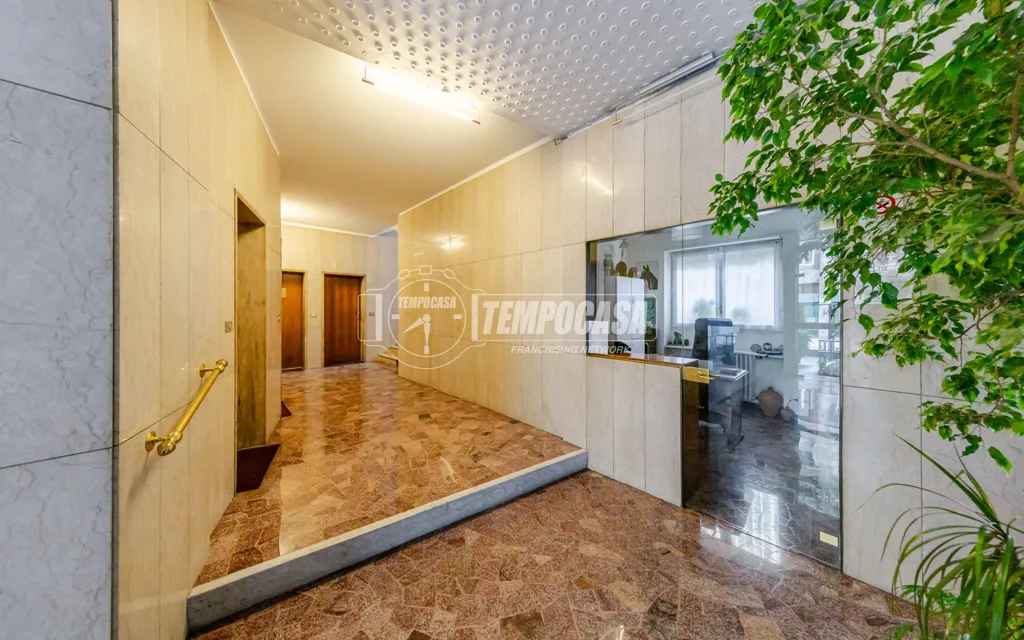 Esik - Triplex with Two Entrances in Milan