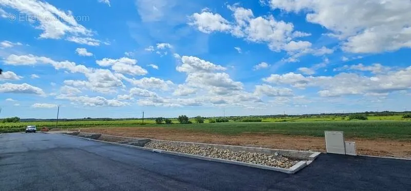 Extérieur - Terrain Viabilisé pour Activité Artisanale à Alignan-du-Vent