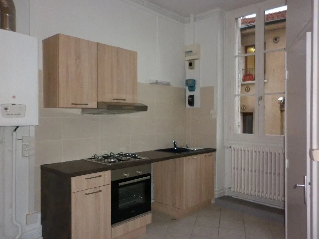 Köök - Quiet Studio Flat with Courtyard View in Chalons