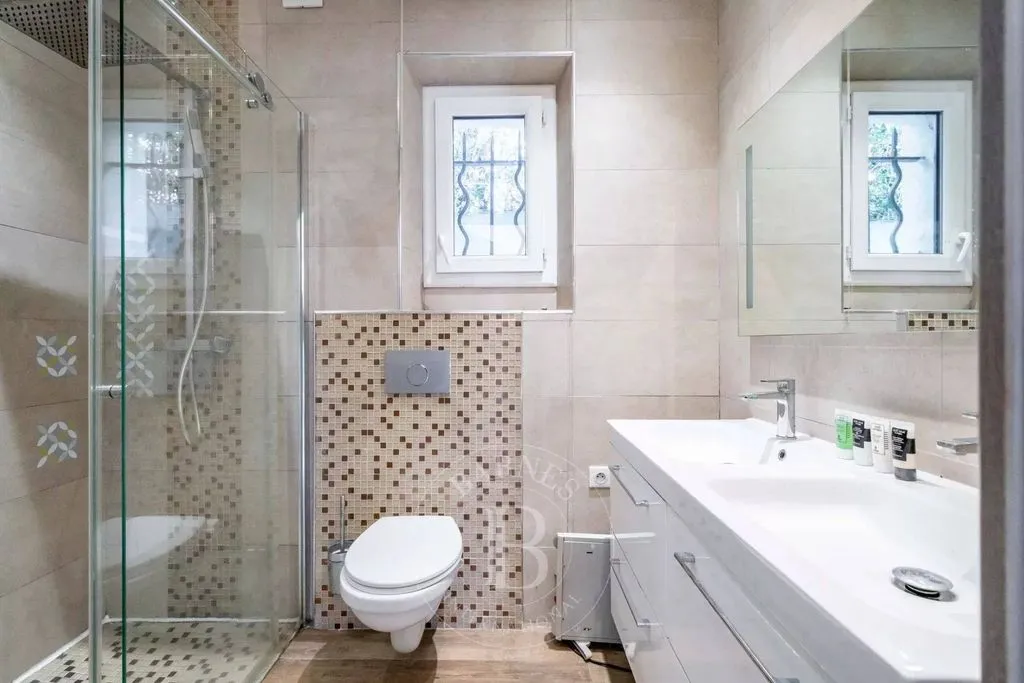 Salles de bain - Villa Luxueuse avec Piscine à Cannes