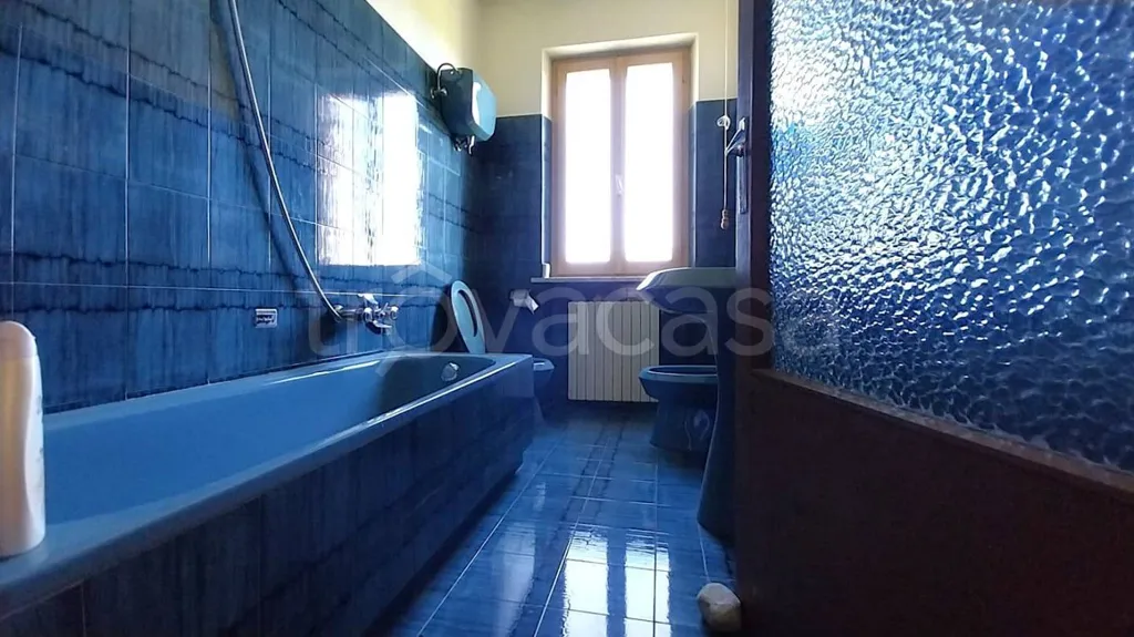 Bathrooms - Rustic House with Garden in Cannara