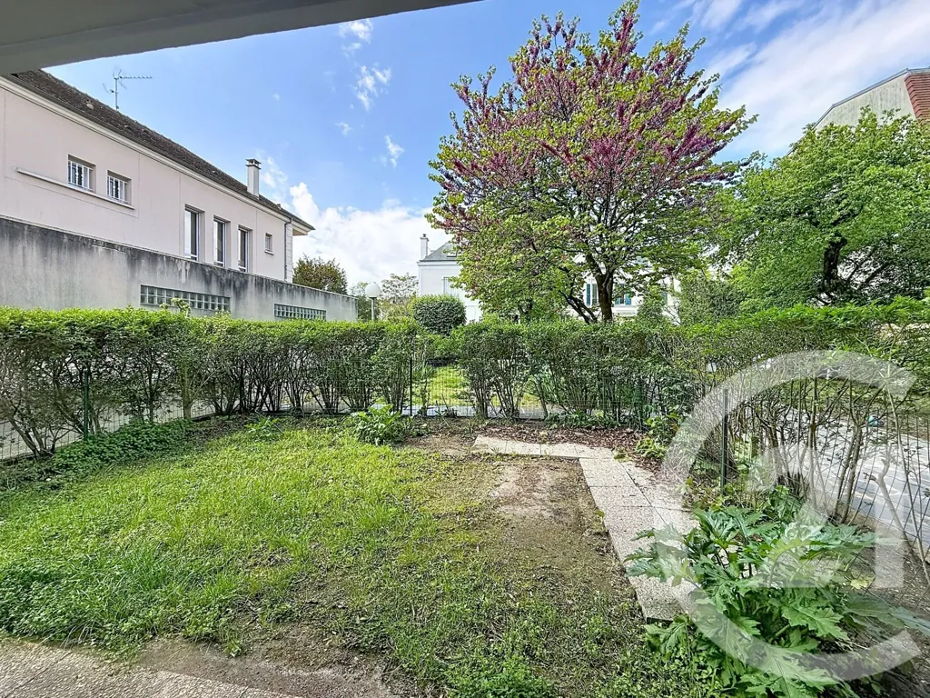 Aed - 3-Bed Flat with Garden in Nanterre Ville