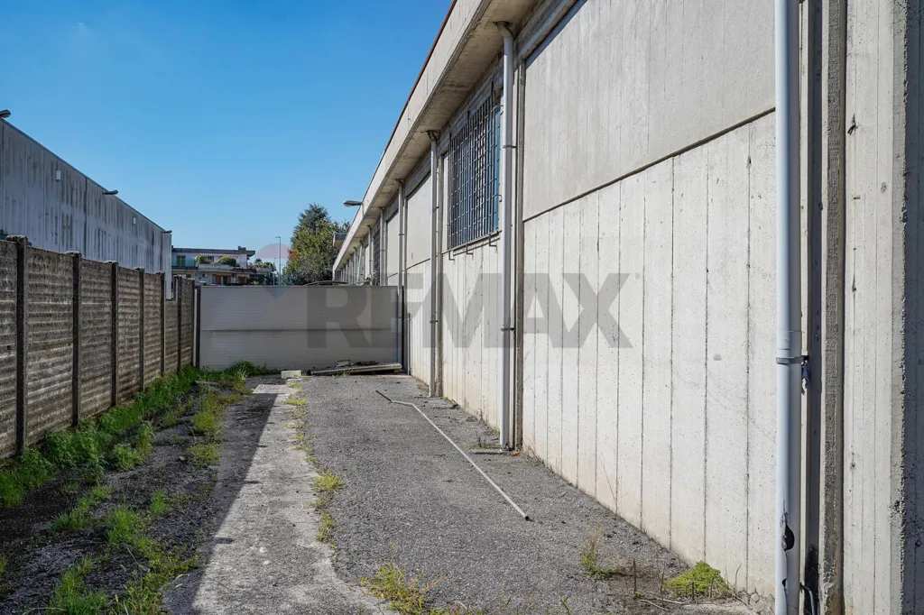 Jardin - Industrial Warehouse with Private Piazza in Medolago