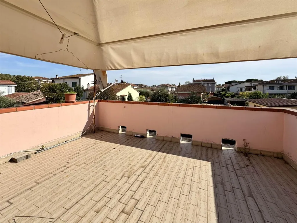 Terrace - Terraced Villa with Lake View in Viareggio