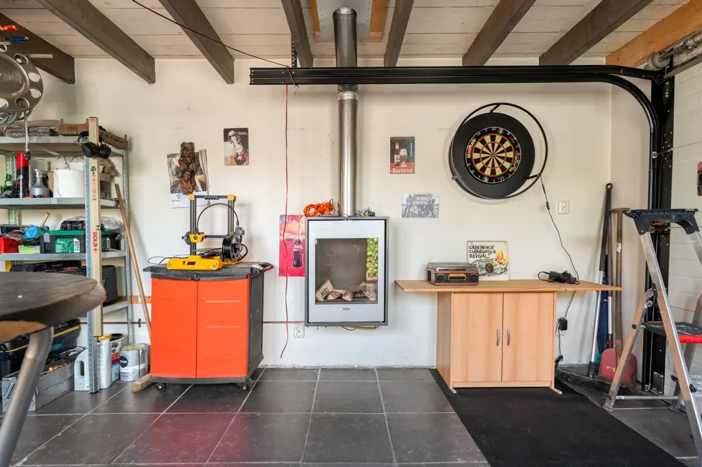 Garage - Modernised Semi-detached House in Lutten